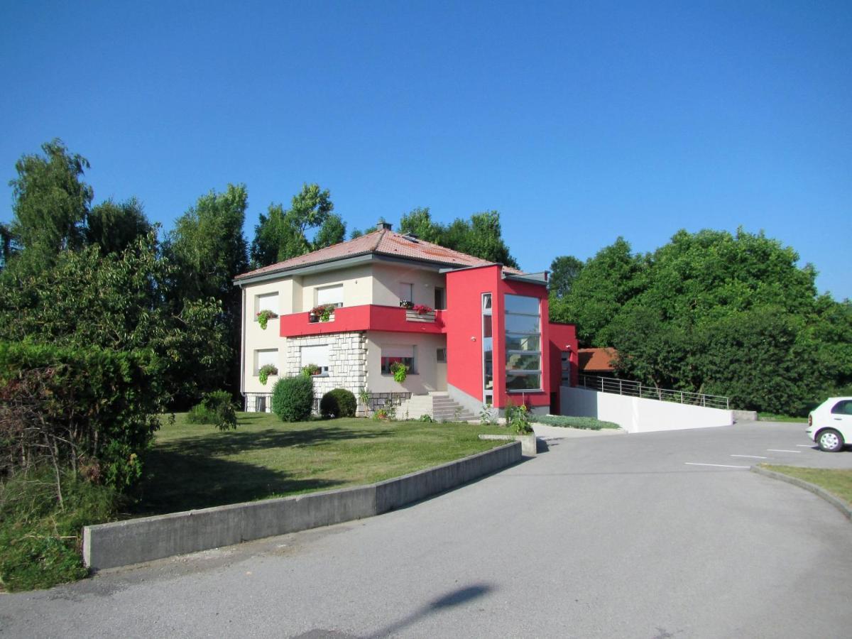Pod Orehi Panzió Postojna Kültér fotó