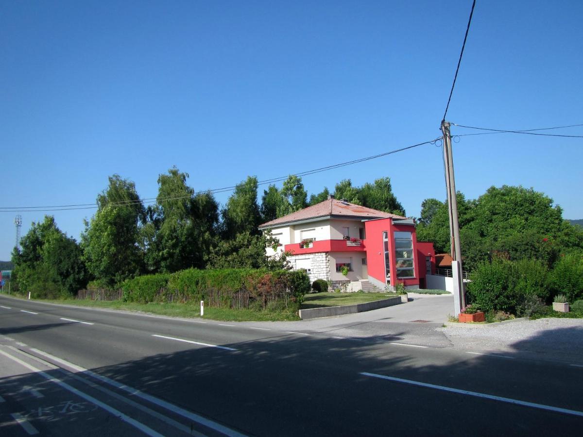 Pod Orehi Panzió Postojna Kültér fotó